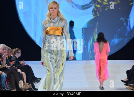 Apolda, Deutschland. 5. April 2014. Ein Modell stellt eine Gestaltung der dänischen Designerin Christina Engsig des niederländischen Artez Institute of Arts Arnhem während des Mode-Wettbewerbs "Apolda European Design Award" in Apolda, Deutschland, 5. April 2014. Sechzehn europäische Hochschulen sandten ihre besten Absolventen, die Auszeichnung zu gewinnen, inklusive Preisgeld von 30 000 EUR. Foto: Martin Schutt/Dpa/Alamy Live News Stockfoto