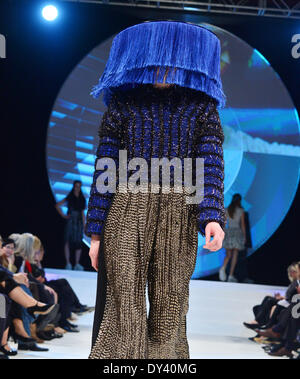 Apolda, Deutschland. 5. April 2014. Ein Modell stellt eine Gestaltung des deutschen Designers Inna Stein und der Schweizer Designerin Caroline Rohner von der Kunsthochschule Berlin-Weißensee während des Mode-Wettbewerbs "Apolda European Design Award" in Apolda, Deutschland, 5. April 2014. Sechzehn europäische Hochschulen sandten ihre besten Absolventen, die Auszeichnung zu gewinnen, inklusive Preisgeld von 30 000 EUR. Foto: Martin Schutt/Dpa/Alamy Live News Stockfoto