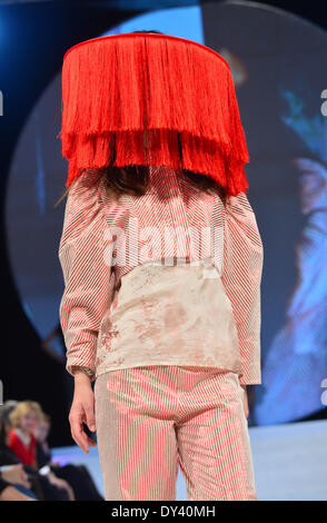 Apolda, Deutschland. 5. April 2014. Ein Modell stellt eine Gestaltung des deutschen Designers Inna Stein und der Schweizer Designerin Caroline Rohner von der Kunsthochschule Berlin-Weißensee während des Mode-Wettbewerbs "Apolda European Design Award" in Apolda, Deutschland, 5. April 2014. Sechzehn europäische Hochschulen sandten ihre besten Absolventen, die Auszeichnung zu gewinnen, inklusive Preisgeld von 30 000 EUR. Foto: Martin Schutt/Dpa/Alamy Live News Stockfoto