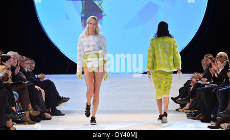 Apolda, Deutschland. 5. April 2014. Ein Modell stellt eine Gestaltung der die deutsche Designerin Sarah Knuepfer des niederländischen Artez Institute of Arts Arnhem während des Mode-Wettbewerbs "Apolda European Design Award" in Apolda, Deutschland, 5. April 2014. Sechzehn europäische Hochschulen sandten ihre besten Absolventen, die Auszeichnung zu gewinnen, inklusive Preisgeld von 30 000 EUR. Foto: Martin Schutt/Dpa/Alamy Live News Stockfoto