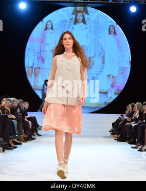 Apolda, Deutschland. 5. April 2014. Ein Modell stellt eine Gestaltung der deutsch-finnischen Designer Ilona Hackenberg von Aalto University School of Arts, Helsinki, während die Mode-Wettbewerb "Apolda European Design Award" in Apolda, Deutschland, 5. April 2014. Sechzehn europäische Hochschulen sandten ihre besten Absolventen, die Auszeichnung zu gewinnen, inklusive Preisgeld von 30 000 EUR. Foto: Martin Schutt/Dpa/Alamy Live News Stockfoto