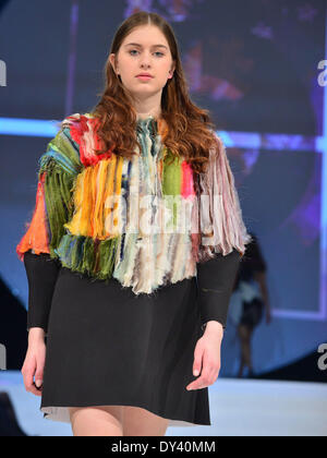 Apolda, Deutschland. 5. April 2014. Ein Modell stellt eine Gestaltung der ungarischen Designer Lilla Csefalvay an der Maholy-Nagy-Universität Budapest während des Mode-Wettbewerbs "Apolda European Design Award" in Apolda, Deutschland, 5. April 2014. Sechzehn europäische Hochschulen sandten ihre besten Absolventen, die Auszeichnung zu gewinnen, inklusive Preisgeld von 30 000 EUR. Foto: Martin Schutt/Dpa/Alamy Live News Stockfoto