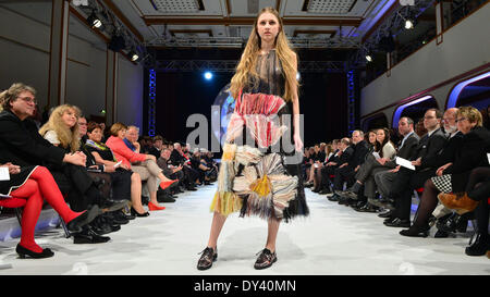 Apolda, Deutschland. 5. April 2014. Ein Modell stellt eine Gestaltung der ungarischen Designer Lilla Csefalvay an der Maholy-Nagy-Universität Budapest während des Mode-Wettbewerbs "Apolda European Design Award" in Apolda, Deutschland, 5. April 2014. Sechzehn europäische Hochschulen sandten ihre besten Absolventen, die Auszeichnung zu gewinnen, inklusive Preisgeld von 30 000 EUR. Foto: Martin Schutt/Dpa/Alamy Live News Stockfoto