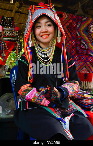 Chiang Rai, Thailand - 9. Dezember 2013. Traditionell gekleidete Akha Hügel Stamm Frau, eine schamanische Gruppe, die Beleve, die die Göttin spinnt ein Universum, wo Natur sich nicht von Menschen unterscheidet, Stockfoto