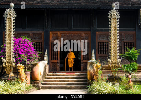 Chiang Mai, Thailand - 12. Dezember 2013 - alte Mönch sitzt direkt vor der Haustür eines antiken Tempels (Wat Lok Moli) Stockfoto