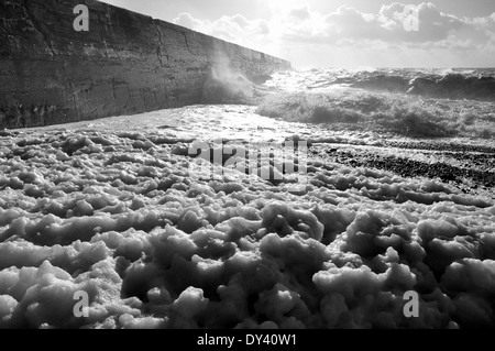 Wellen an der Hafenmauer Newhaven und stürmischer See im Ärmelkanal Stockfoto