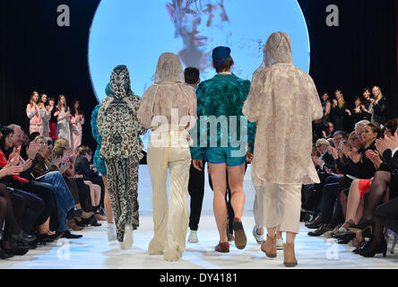 Apolda, Deutschland. 5. April 2014. Ein Modell stellt eine Gestaltung der österreichischen Designer Markus Binder und Emil Maria Beindl der Universität für angewandte Kunst Wien während des Mode-Wettbewerbs "Apolda European Design Award" in Apolda, Deutschland, 5. April 2014. Sechzehn europäische Hochschulen sandten ihre besten Absolventen, die Auszeichnung zu gewinnen, inklusive Preisgeld von 30 000 EUR. Foto: Martin Schutt/Dpa/Alamy Live News Stockfoto