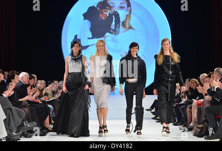 Apolda, Deutschland. 5. April 2014. Modelle zeigen Entwürfe des deutschen Designers Lisa Heigart des Kollegiums in Trier während des Mode-Wettbewerbs "Apolda European Design Award" in Apolda, Deutschland, 5. April 2014. Sechzehn europäische Hochschulen sandten ihre besten Absolventen, die Auszeichnung zu gewinnen, inklusive Preisgeld von 30 000 EUR. Foto: Martin Schutt/Dpa/Alamy Live News Stockfoto
