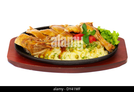 Schale von einer Ente mit Kartoffeln und Gemüse in einer Pfanne Stockfoto