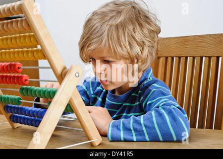 Ein Junge lernt zählen mit einem Abakus Stockfoto