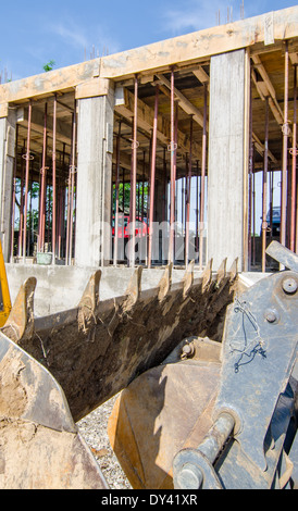 Lader Bagger Baumaschinen; Bulldozer warten auf die Arbeit in einer Baustelle start Stockfoto