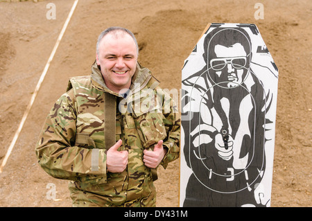 Magilligan, Nordirland. 5. April 2014 - gibt Besuch Pressevertreter einen Daumen nach oben, nachdem es ihm gelingt, das Ziel zu treffen. Stockfoto