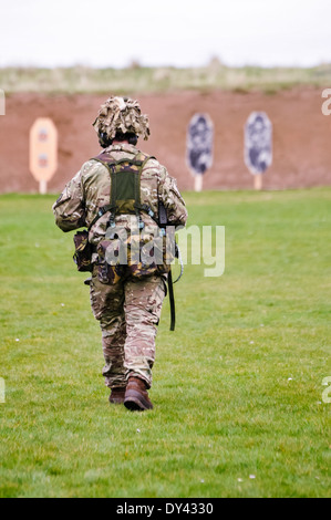 Ein Soldat aus der britischen Armee Wanderungen bis auf die Ziele auf einer militärischen Schießplatz Stockfoto