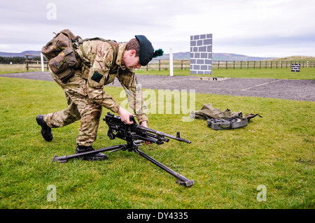 Ein Soldat aus 2. Batt Royal Irish Regiment legt einen allgemeinen Zweck Maschinengewehr (KPMG) auf einem Stativ Stockfoto