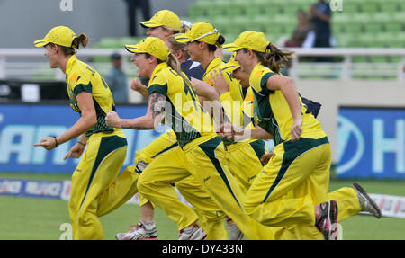 Dhaka, Bangladesch. 6. April 2014. Die australische Cricket-Team-Spieler feiern nach dem Sieg die 2014 Frauen ICC Champions Finale Cricket match gegen England auf Sher-e-Bangla Nationalstadion in Dhaka, Bangladesch, 6. April 2014. Australien gewinnt mit 6 Wickets. Bildnachweis: Shariful Islam/Xinhua/Alamy Live-Nachrichten Stockfoto