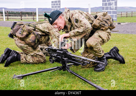 Ein Soldat aus 2. Batt Royal Irish Regiment legt den Blick auf einen allgemeinen Zweck Maschinengewehr (KPMG) Stockfoto