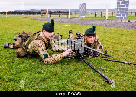 Zwei Soldaten aus dem 2. Batt Royal Irish Regiment darauf vorbereiten, einen allgemeinen Zweck Maschinengewehr (KPMG) Feuer Stockfoto