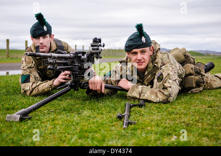 Zwei Soldaten aus dem 2. Batt Royal Irish Regiment mit einem allgemeinen Zweck Maschinengewehr (KPMG) Stockfoto