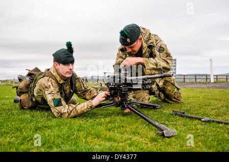 Ein Soldat aus 2. Batt Royal Irish Regiment richtet eine allgemeine Zweck Maschinengewehr (KPMG) mit seinem nachstellbarem Anblick Stockfoto