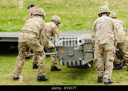 Soldaten aus den Royal Engineers montieren eine bewegliche Brücke Stockfoto