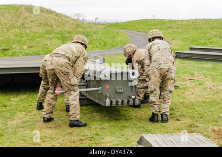 Soldaten aus den Royal Engineers montieren eine bewegliche Brücke Stockfoto