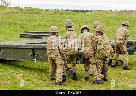 Soldaten aus den Royal Engineers montieren eine bewegliche Brücke Stockfoto