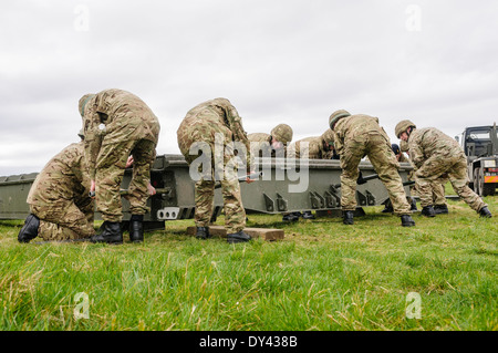 Soldaten aus den Royal Engineers montieren eine bewegliche Brücke Stockfoto