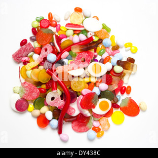 Ein Haufen von bunten Süßigkeiten auf einer weißen Fläche Stockfoto