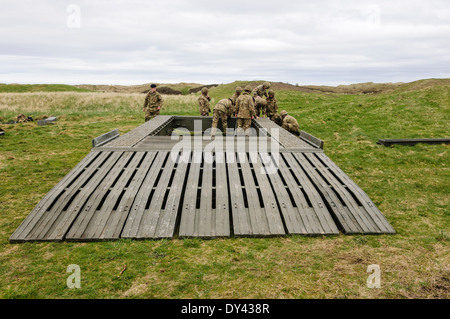 Soldaten aus den Royal Engineers montieren eine bewegliche Brücke Stockfoto