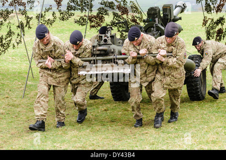 Soldaten der Royal Artillery Stamm ziehen eine 105 mm Light Artillery Gun Stockfoto