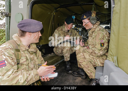 Royal Artillery Funker Relais Anweisungen, um ein höherer Offizier Stockfoto