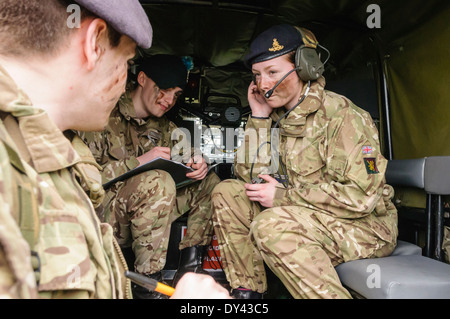 Royal Artillery Funker Relais Anweisungen, um ein höherer Offizier Stockfoto