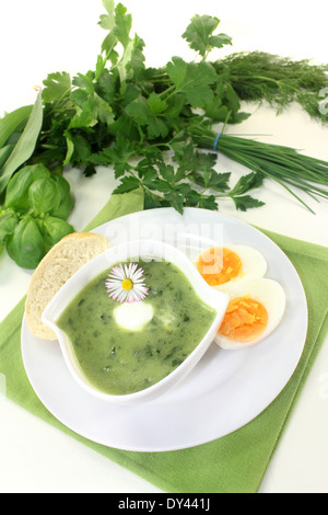 eine grüne Kraut-Suppe mit Eiern und Creme Fraich Stockfoto