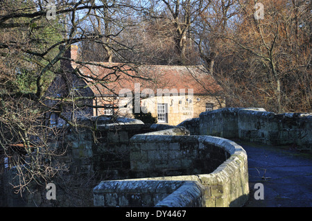 Das White Hart, einen englischen Country-Pub an alten Stopham Brücke in Pulborough West Sussex, UK Stockfoto