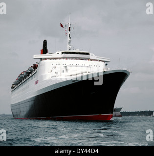 AJAXNETPHOTO. SOUTHAMPTON, ENGLAND. -CUNARD LINER QUEEN ELIZABETH 2 NACH AUßEN GEBUNDEN.  FOTO: JONATHAN EASTLAND/AJAX REF: 853355 Stockfoto