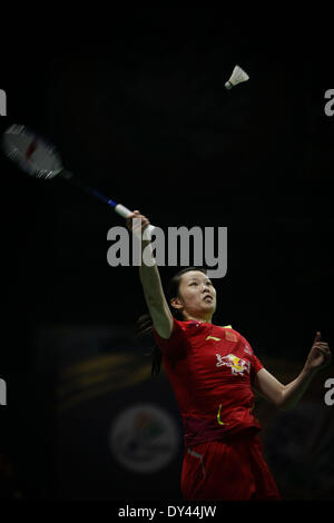 Neu-Delhi, Indien. 6. April 2014. Chinesin Li Xuerui ein Schuss während der Frauen-Einzel-Finale der 2014 kehrt Badminton Indien öffnen gegen ihre Teamkollegin Wang Shixian in New Delhi, der Hauptstadt von Indien, 6. April 2014. Li Xuerui verlor mit 0: 2. © Zheng Huansong/Xinhua/Alamy Live-Nachrichten Stockfoto