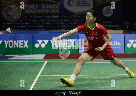 Neu-Delhi, Indien. 6. April 2014. Chinesin Li Xuerui ein Schuss während der Frauen-Einzel-Finale der 2014 kehrt Badminton Indien öffnen gegen ihre Teamkollegin Wang Shixian in New Delhi, der Hauptstadt von Indien, 6. April 2014. Li Xuerui verlor mit 0: 2. © Zheng Huansong/Xinhua/Alamy Live-Nachrichten Stockfoto