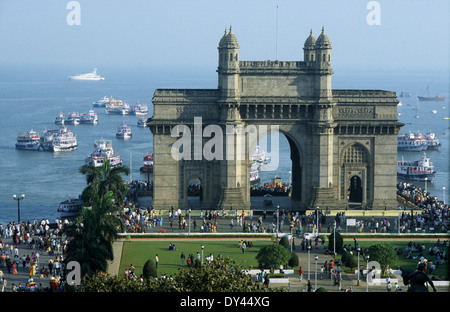 Indien, Mumbai, Kreuzfahrt Boote und Gateway in Indien, einem wichtigen Anblick in Bombay, während der britischen Kolonialzeit Raj gebaut Stockfoto