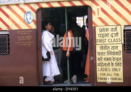 India-Mumbai, 6 Milliarden Pendler Reisen in lokalen Zügen der Westbahn zwischen Stadtzentrum und Suburbans täglich Frauen coach Stockfoto