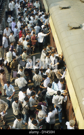 India-Mumbai, 6 Milliarden Pendler Reisen in lokalen Zügen der Westbahn zwischen Stadtzentrum und Suburbans täglich Stockfoto