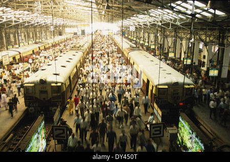 Indien Mumbai, 6 Millionen Pendler Reisen in lokalen Zügen der Western Railway zwischen Stadtzentrum und suburbans täglich, Kirche Gate Bahnhof, elektrisch angetrieben Stockfoto