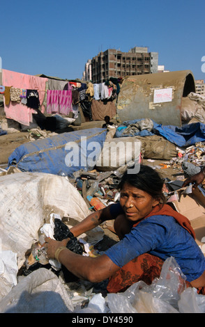 Indien Mumbai, Slum und Abfall Picker in Malad, Hintergrund neues Apartmenthaus, sammeln plastik Müll zum Recycling Stockfoto