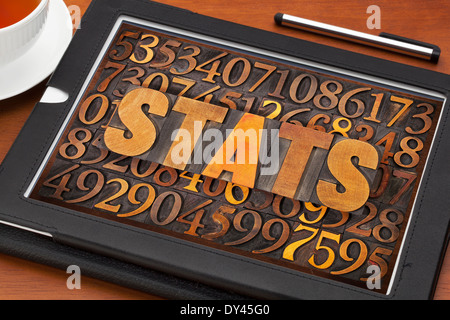 Statistik (Statistik) Wort in Vintage Buchdruck Holzart Nummer Hintergrund auf einem Bildschirm von digital-Tablette Stockfoto