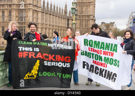 London, UK. 6. April 2014. Eine kleine Gruppe von hauptsächlich rumänische Umweltschützer als Teil einer weltweiten Kampagne protestiert gegen Fracking in Pungesti, Rumänien und in Barton Moss in England auf Westminster Bridge. Bildnachweis: Paul Davey/Alamy Live-Nachrichten Stockfoto