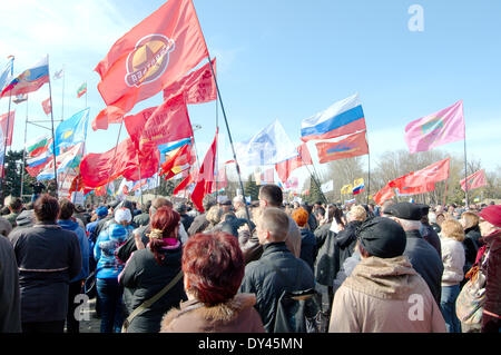 Odessa, Ukraine. 6. April 2014. Treffen Peoples Assembly Antimaidan - "Kulikovo Field" zu protestieren. Diese Demonstration in Kulikovo Field, Odessa, Ukraine (Süd-Ukraine), für ein Referendum gegen die neue Regierung in Kiew gegen die National-Faschismus. Die wichtigsten Slogans: "Wir wollen ein Referendum" 'Freiheit Anton Davydchenko' "Odessa ist eine russische Stadt" "Wir wollen die zweite Amtssprache Russisch" "Wir sind gegen den Faschismus" "Wir sind gegen den Nationalismus" Stockfoto