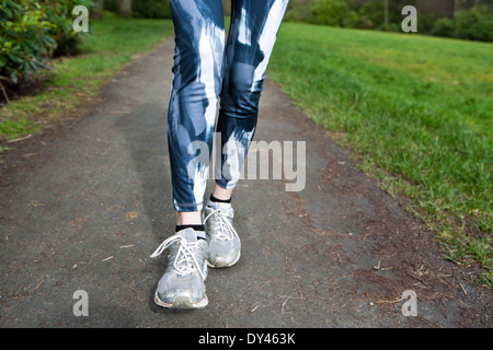 Schließen Sie herauf Bild einer Frau, die im freien laufen Stockfoto