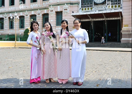 Hochzeitsfotos außerhalb der Kathedrale Notre-Dame und Central Post Office Saigon Vietnam Stockfoto