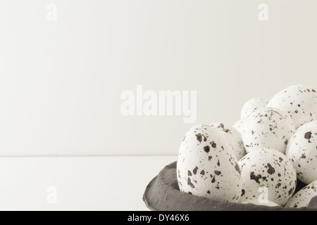 Wachteleier sind klein und bunt. Sie können roh oder gekocht gegessen werden und gelten als Delikatesse in vielen Ländern. Stockfoto