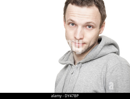 Kaukasischen Jüngling in grau Sportjacke mit Kapuze. Studioportrait isoliert auf weiss Stockfoto