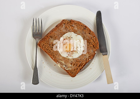 Pochiertes Ei auf Vollkorn toast Stockfoto